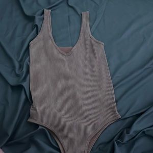 Color: tan, size: Medium / Large, button clasp.